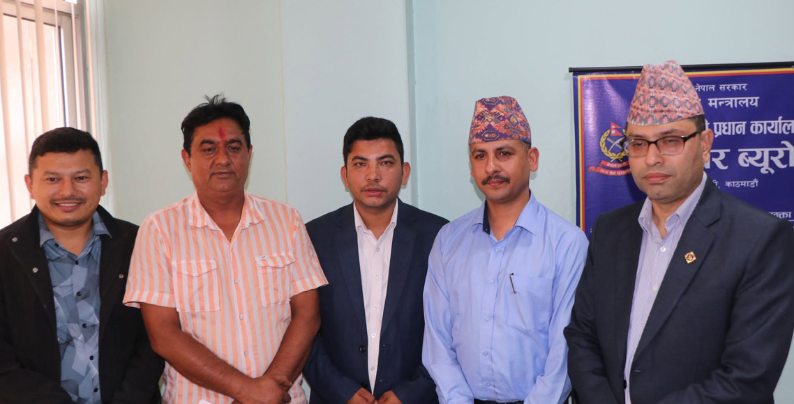 दोहोरी गीतमा अश्लिलता फैलाएको भन्दै लोक सञ्चारकर्मी पुगे साइबर ब्यूरोमा,तीन गीत विरुद्ध उजुरी